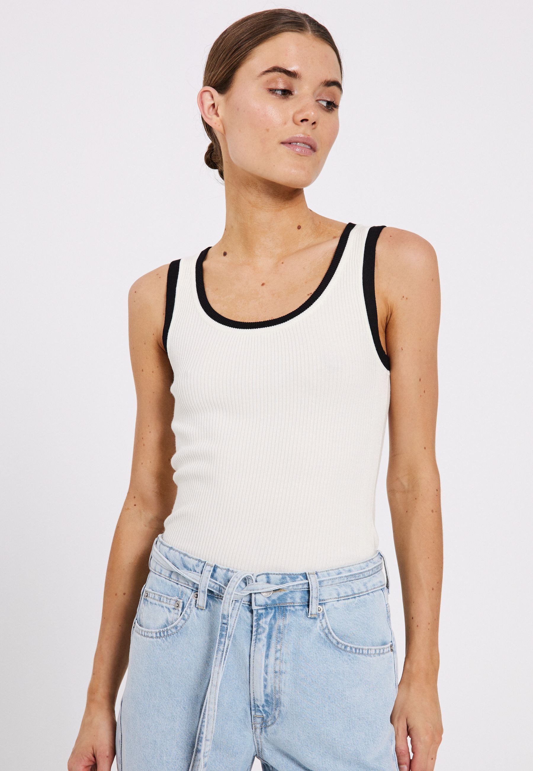 NORR Sherry U-neck block knit tank Tops Off-white w. black detail